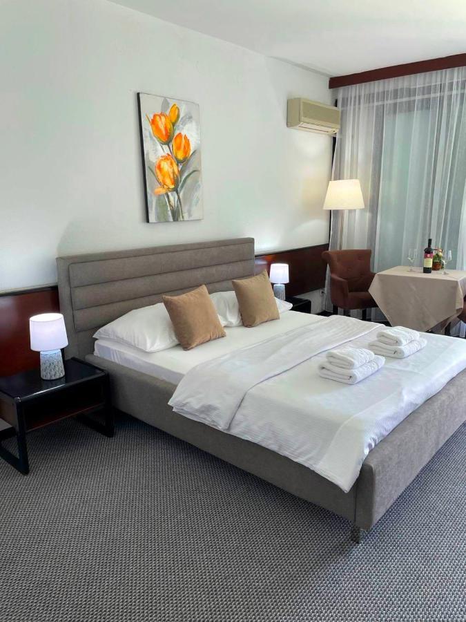 Corpus A - Hotel Albatros Ulcinj Buitenkant foto